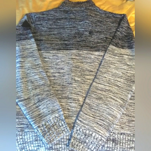 BNWOT MENS SWEATER SZ. LG GREAT LEATHER-LIKE DETAILS POCKETS HANDSOME LOOK - Picture 8 of 8